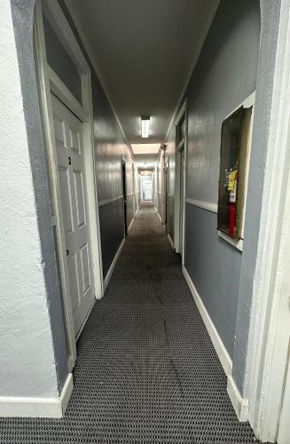 ロングビーチにあるUnity Hotel - No Parking & Rooms Are Upstairsのギャラリーの写真