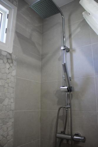 łazienka z prysznicem z głowicą prysznicową w obiekcie Blue Side Apartment in Porto Rafti w mieście Porto Rafti
