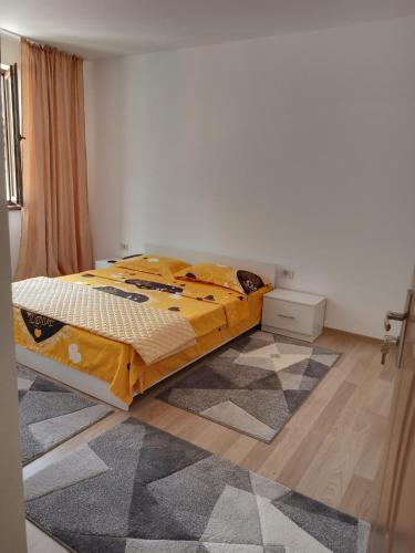 Un pat sau paturi într-o cameră la Garsoniera Herculane