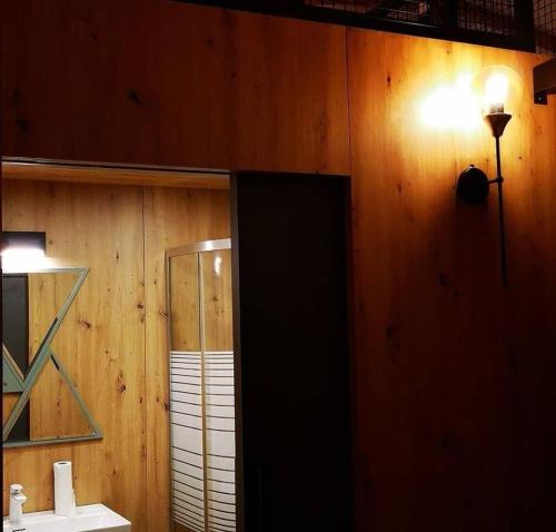 アンタルヤにあるIn out superior glampingのバスルーム(鏡、シンク、照明付)
