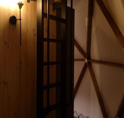 Habitación con techo y escalera de madera. en In out superior glamping, en Antalya