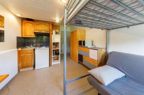 - une petite cuisine avec un lit dans une chambre dans l'établissement Super Besse les grands horizons chez Lorenzo et Séverine, à Besse-et-Saint-Anastaise