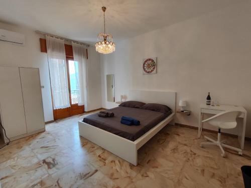 una camera con letto e scrivania di Borgo Di Taormina Apartments a Gaggi