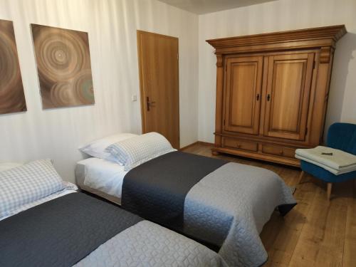 1 dormitorio con 2 camas y armario de madera en A9 Apartment, en Ingolstadt