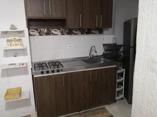 a small kitchen with a sink and a stove at Apartamento Jonas in Ibagué