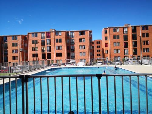 a large swimming pool with buildings in the background at Apartamento Jonas in Ibagué