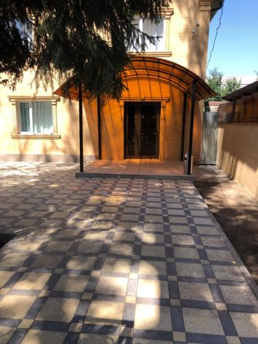 Facaden eller indgangen til Hotel LION Almaty