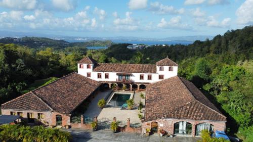 - une vue aérienne sur une grande maison blanche dans l'établissement Domaine du Château, à Les Trois-Îlets