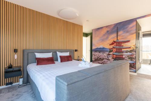 贊德沃特的住宿－Matti Beach Town House，卧室配有一张大床,墙上挂有绘画作品