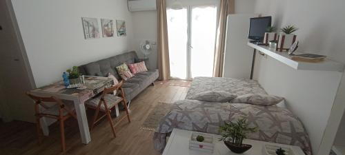 ein kleines Wohnzimmer mit einem Bett und einem Tisch in der Unterkunft CIVICO15 "La Taverna di Polly" in Montesilvano
