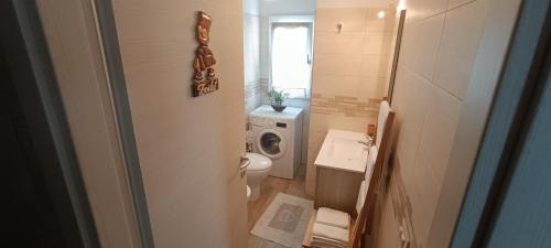 ein Badezimmer mit einem WC und einer Waschmaschine in der Unterkunft CIVICO15 "La Taverna di Polly" in Montesilvano