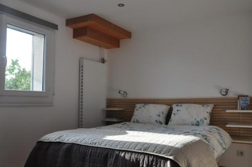 een slaapkamer met een bed en een raam bij l'adret in Villaz