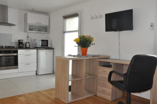een keuken met een bureau en een stoel. bij l'adret in Villaz