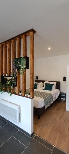 une chambre avec un grand lit dans une pièce dans l'établissement L'Escapade Cévenole, à Le Collet-de-Dèze