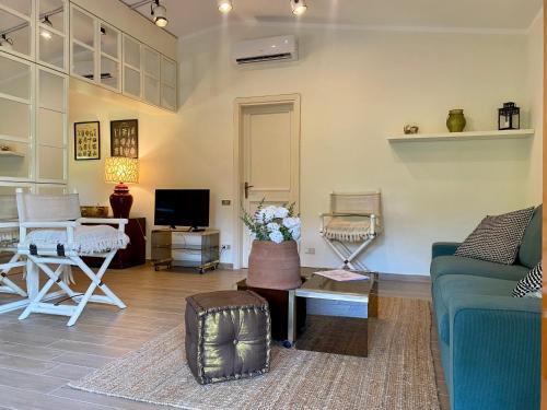 un soggiorno con divano e tavolo di Villa Elisa a Punta Ala