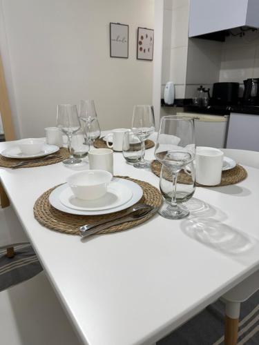 Biały stół z płytami i okularami w obiekcie Soler Premium w BuenosAires