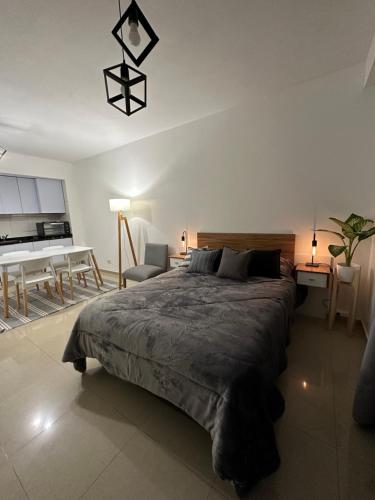 sypialnia z dużym łóżkiem i salonem w obiekcie Soler Premium w BuenosAires