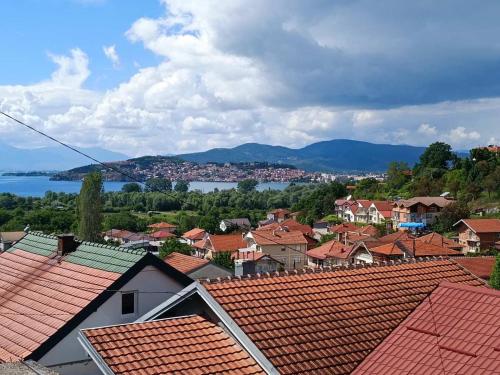 - une vue sur une ville aux toits rouges dans l'établissement Anabela Apartment, à Ohrid