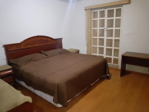 La Cima في ولاية دورانغو: غرفة نوم بسرير ونافذة وباب