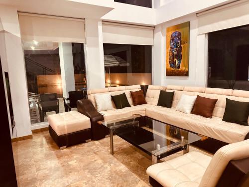 a living room with a couch and a table at Villa campestre Casa Blanca Full House in Agua de Dios