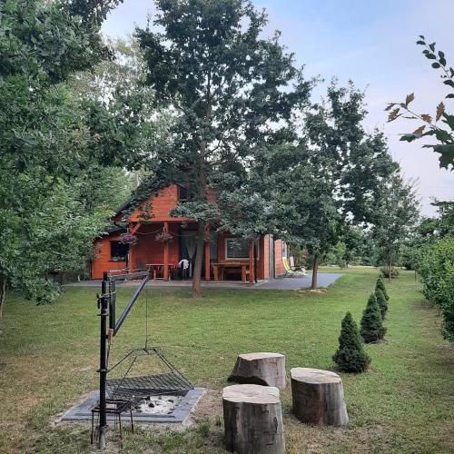 a log cabin with three logs in the yard at Roztocze 3 kroki od sosny in Zamość