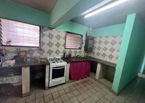 cocina con fogones y encimera en La roka gym casa en San Salvador de Jujuy
