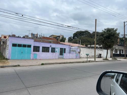 un antiguo edificio al lado de una calle en La roka gym casa, en San Salvador de Jujuy