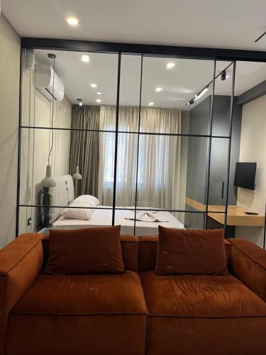 een woonkamer met een bank voor een bed bij Fox Apartments in Tirana