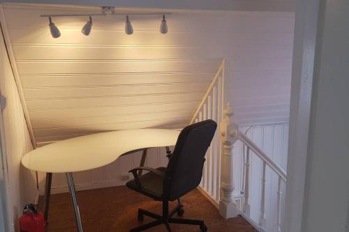 a desk and a chair in a room at Large House in Central Stavanger in Stavanger