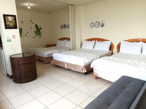 Zimmer mit 3 Betten in einem Zimmer in der Unterkunft Beido Qixing in Beidou