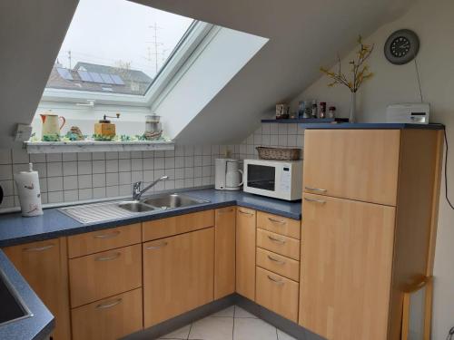 a kitchen with a sink and a microwave at Ferienwohnung-Christa-Salem in Salem