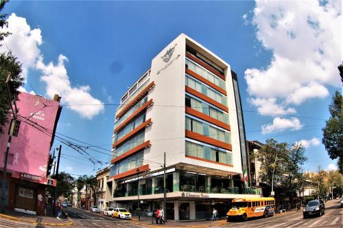 グアダラハラにあるHVH by Yaxchéの市道の高い建物