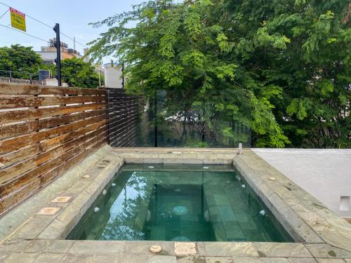 uma pequena piscina de água num quintal em Casa Charlotte - Alma Hotels em Santa Marta