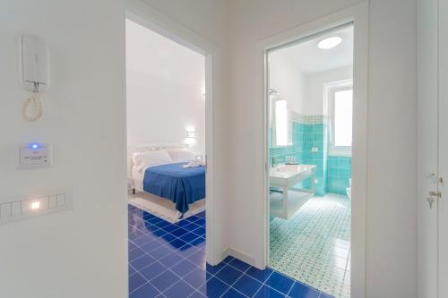 - une chambre avec un lit et une salle de bains dans l'établissement Relais Capitolo, à Maiori