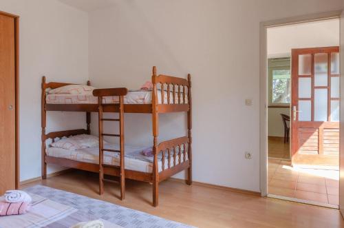 une chambre avec deux lits superposés dans une pièce dans l'établissement Apartments Olivera, à Potirna