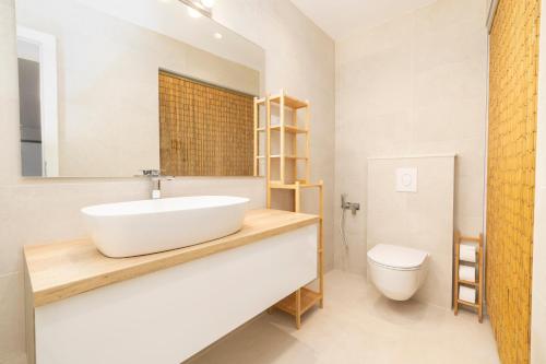 Koupelna v ubytování Beachfront Comfort Apartment NIVES