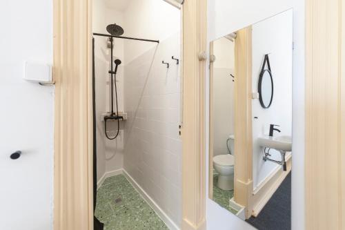 La salle de bains est pourvue d'une douche et de toilettes. dans l'établissement Cheese & Wine Lapa, à Lisbonne