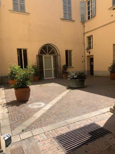 um edifício com uma porta e um pátio de tijolos em residenza Al Duomo em Parma