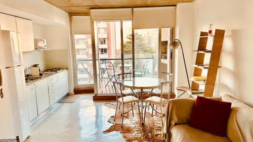 - une cuisine avec une table et des chaises dans la chambre dans l'établissement PALERMO HOLLYWOOD loft, à Buenos Aires