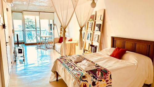 - une chambre avec un lit et une chambre avec une table dans l'établissement PALERMO HOLLYWOOD loft, à Buenos Aires
