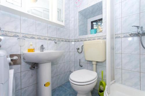 Little sweet stone house for 4, Seget, 20m to the beach
