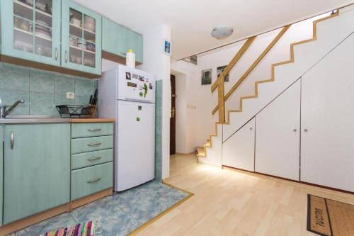 Little sweet stone house for 4, Seget, 20m to the beach