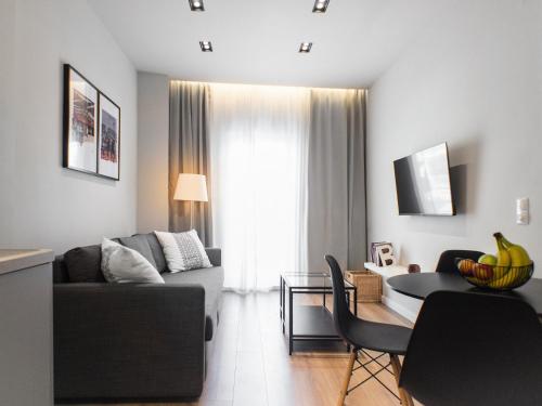 Stylish and Renovated Retreat in Thessaloniki: Cozy Apartment at Ioulianou 33
