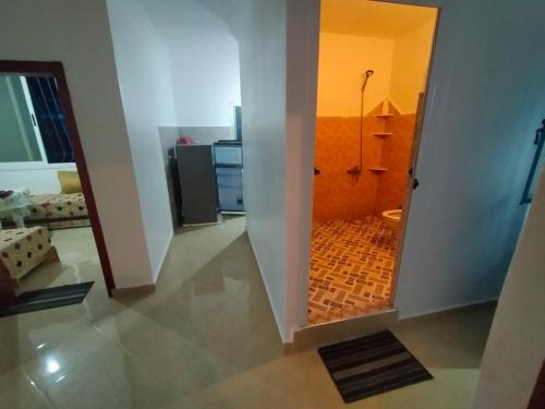 Habitación con baño con ducha y aseo. en Oued laou واد لو, en Oued Laou