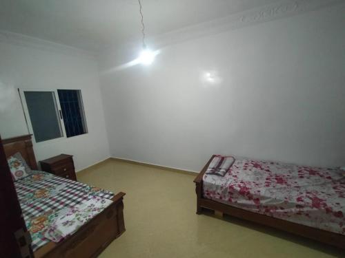 1 dormitorio con 2 camas en una habitación en Oued laou واد لو, en Oued Laou