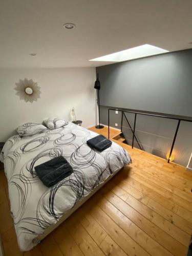 - une chambre avec un lit et 2 oreillers dans l'établissement La petite maison du Thabor, à Rennes
