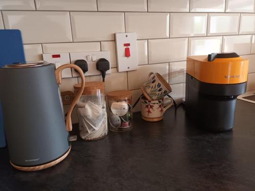 encimera con cafetera y otros artículos de cocina en Ivy Cottage, en Wexford