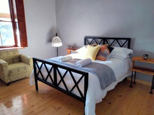 um quarto com uma cama grande com almofadas em Marigold em Nieuwoudtville