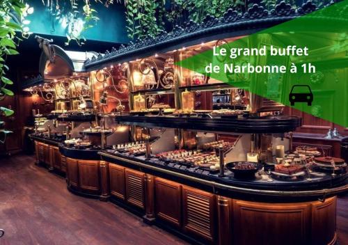 a restaurant with a buffet of food on display at Le Limouxin jungle Wifi, petit balcon *Oc Keys in Limoux