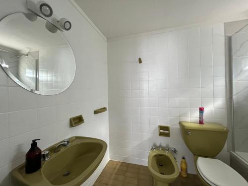 y baño con bañera, aseo y lavamanos. en Clover Apartment Studio en Buenos Aires
